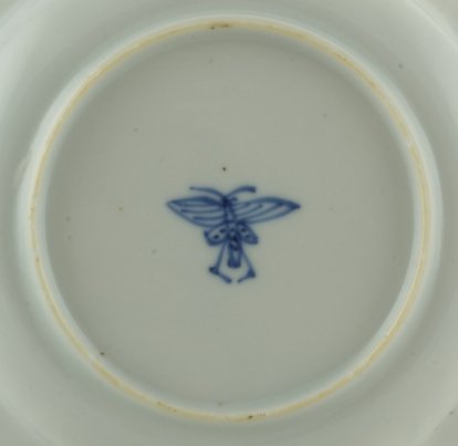 2011138A Symbol mark: Chinese bee, symbol of industry and prosperity, underglaze blue.
